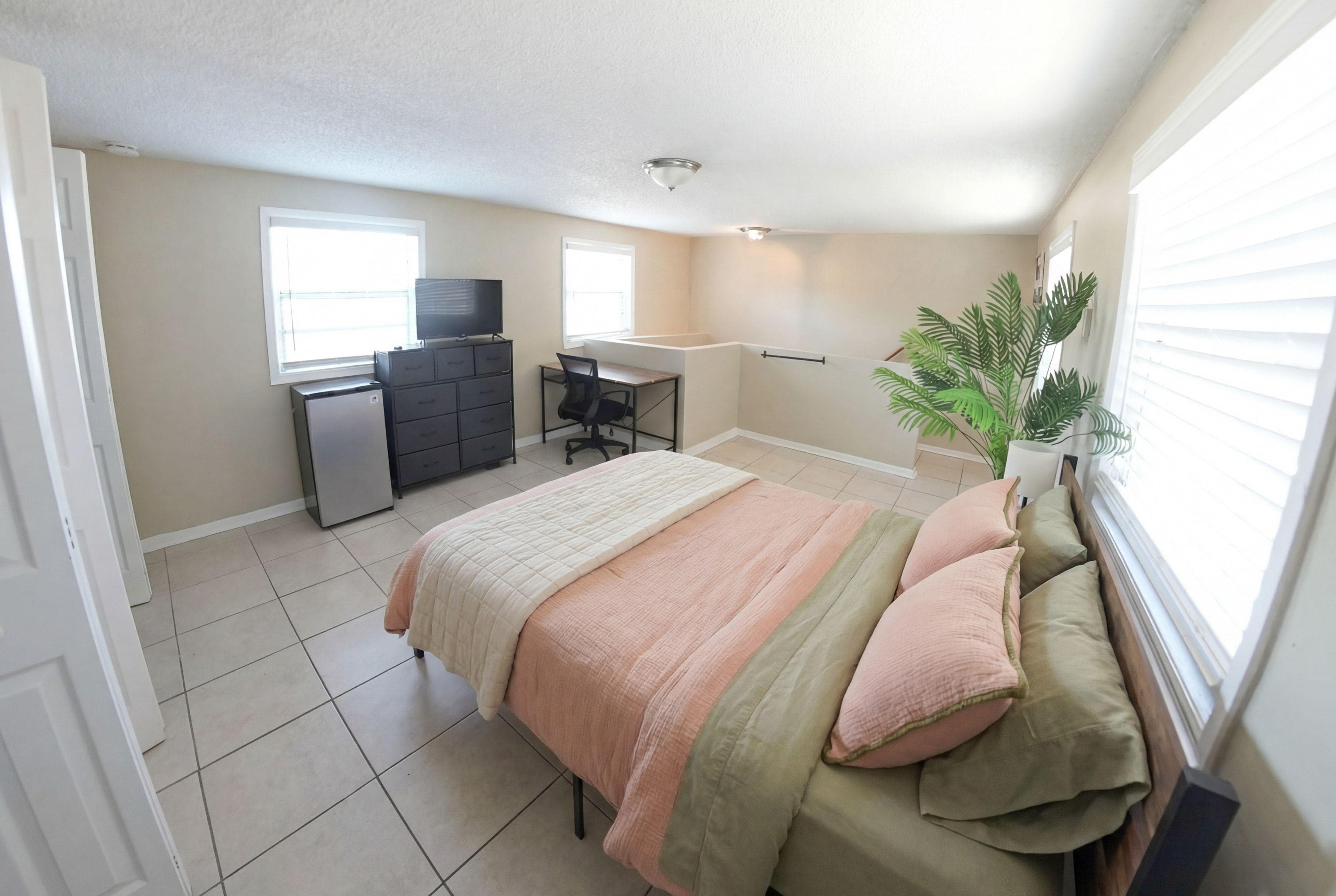 Master Upstairs Suite (Penguin), Tampa