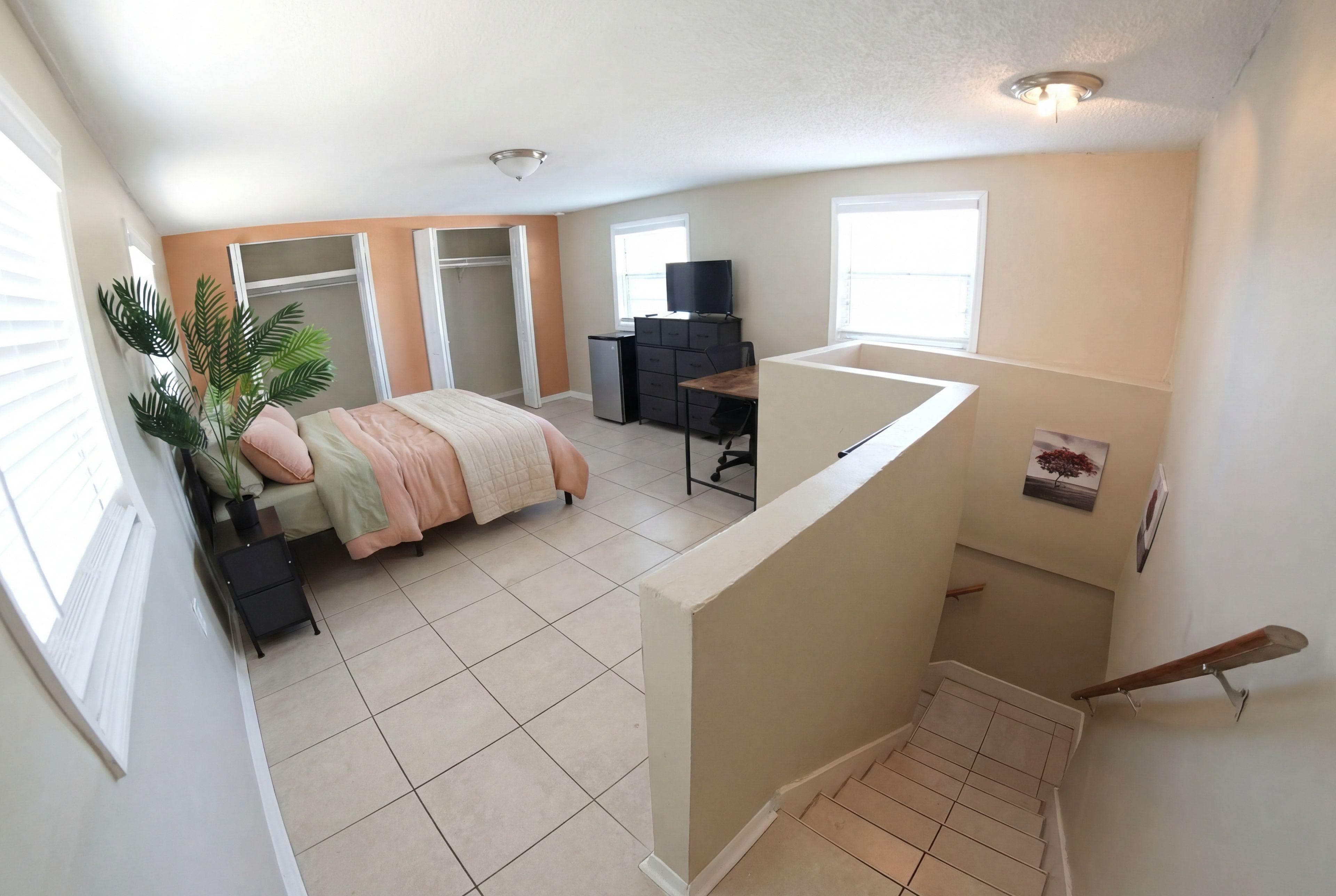 Master Upstairs Suite (Penguin), Tampa