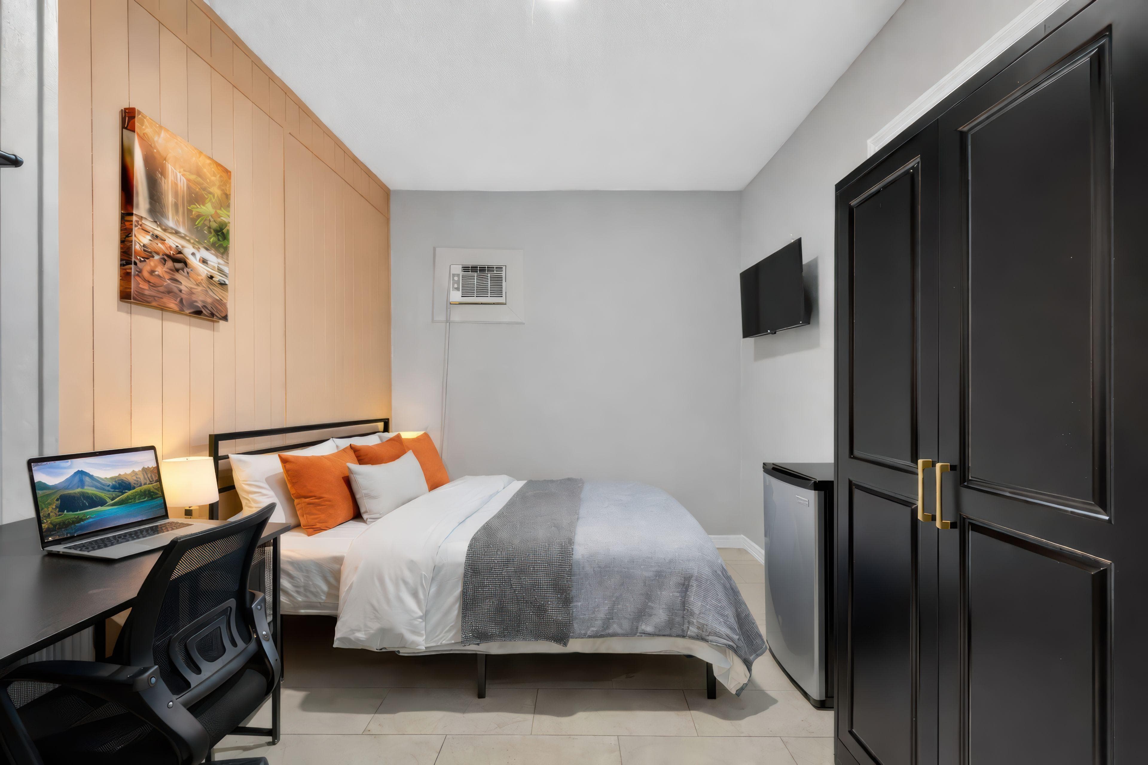 Standard Room (Penguin), furnished room in Tampa