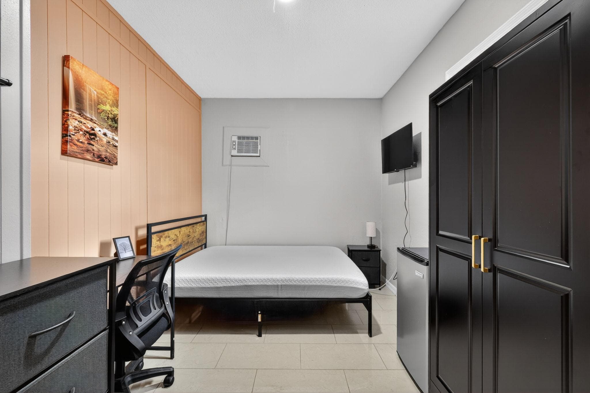 Standard Room (Penguin), Tampa