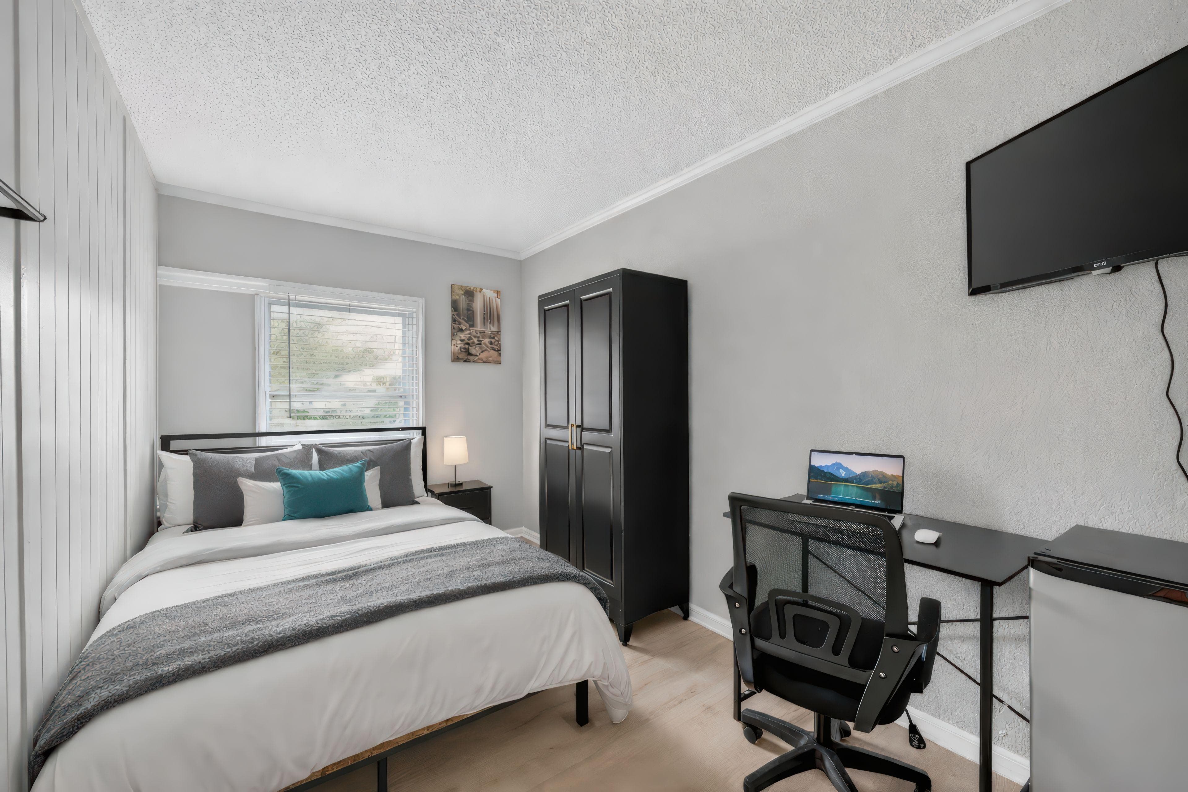 Standard Room (Dove), furnished room in Tampa