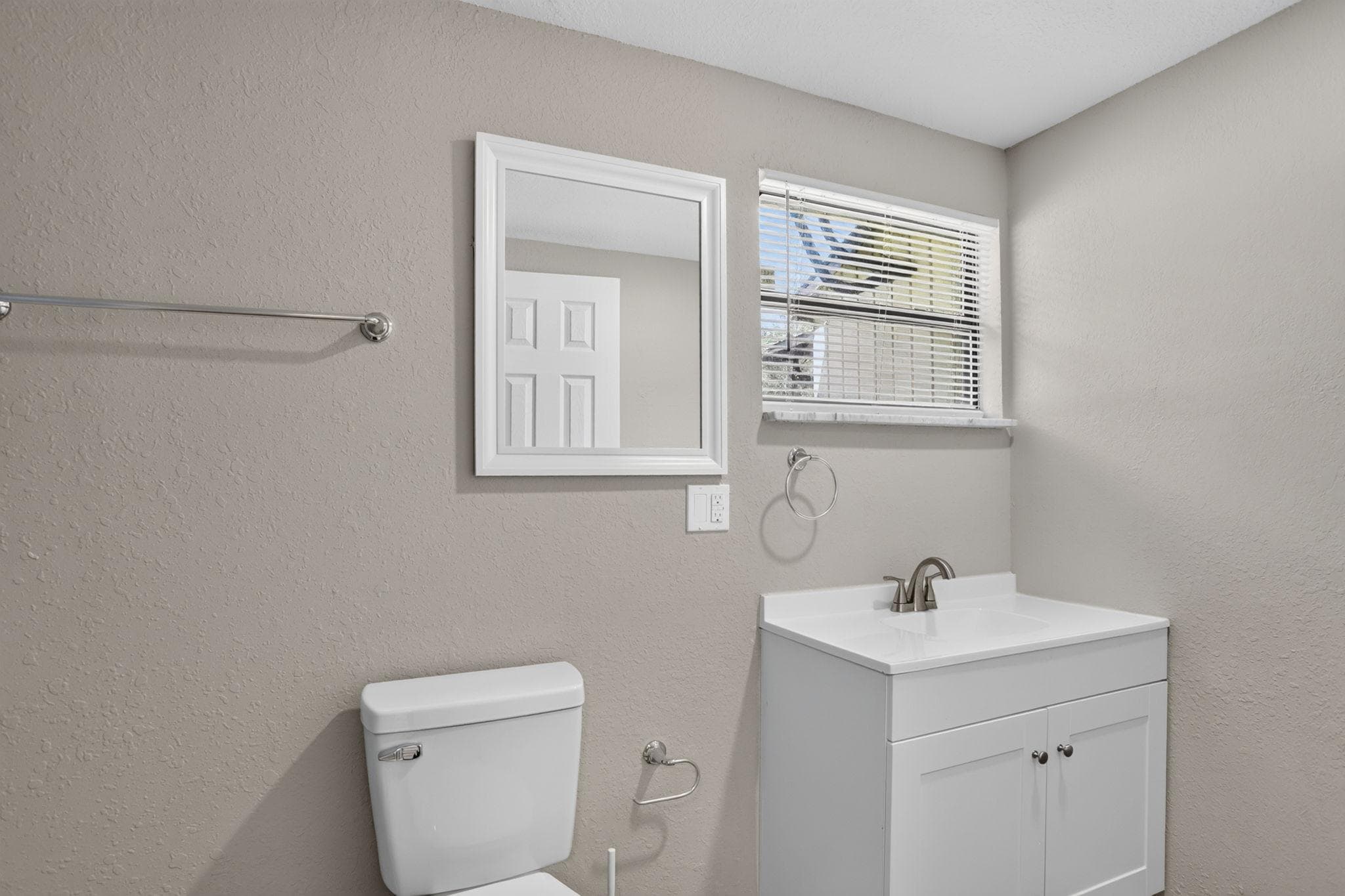 Private Entrance + Bath Suite Horse, Orlando
