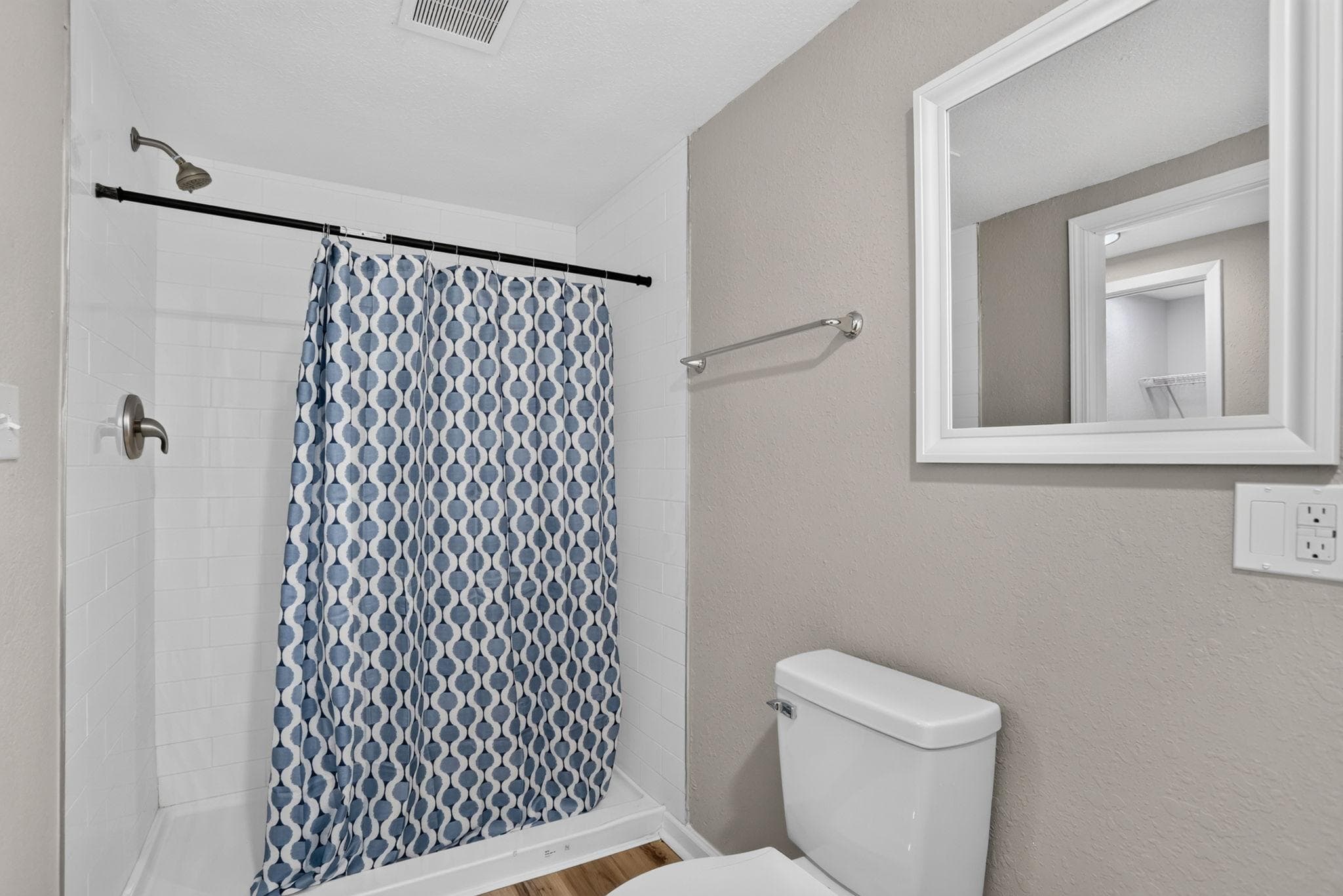Private Entrance + Bath Suite Horse, Orlando