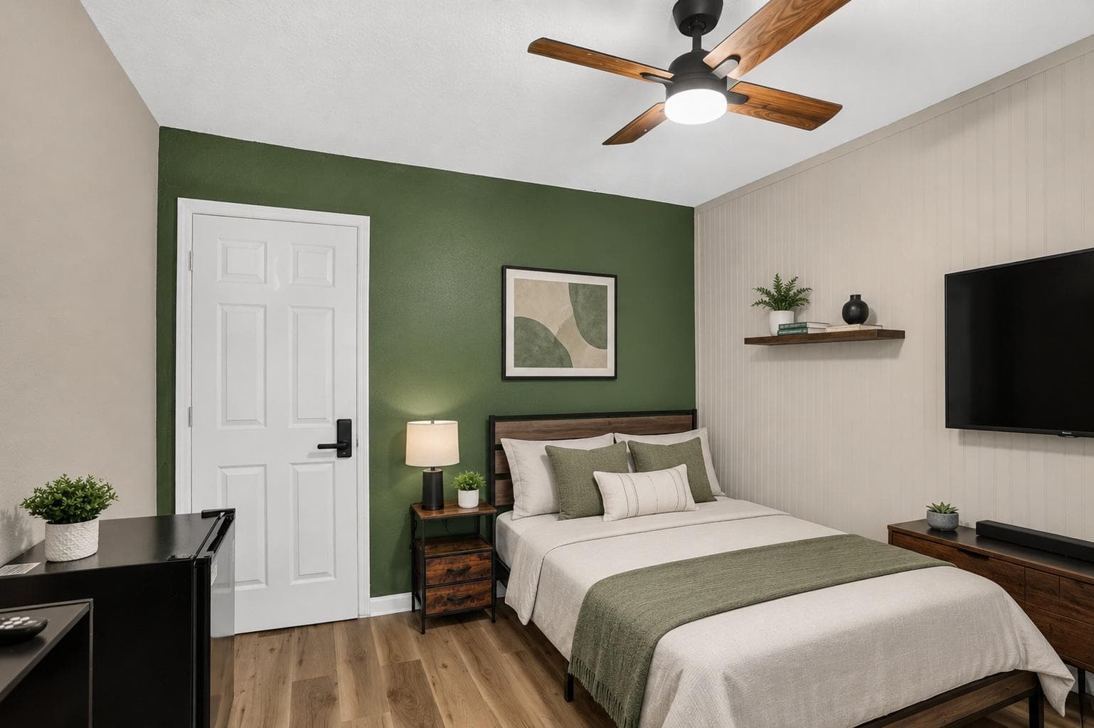 Private Entrance Suite Butterfly, furnished room in Orlando
