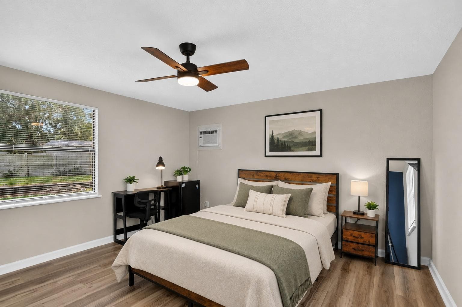 Private Entrance + Bath Suite Horse, furnished room in Orlando