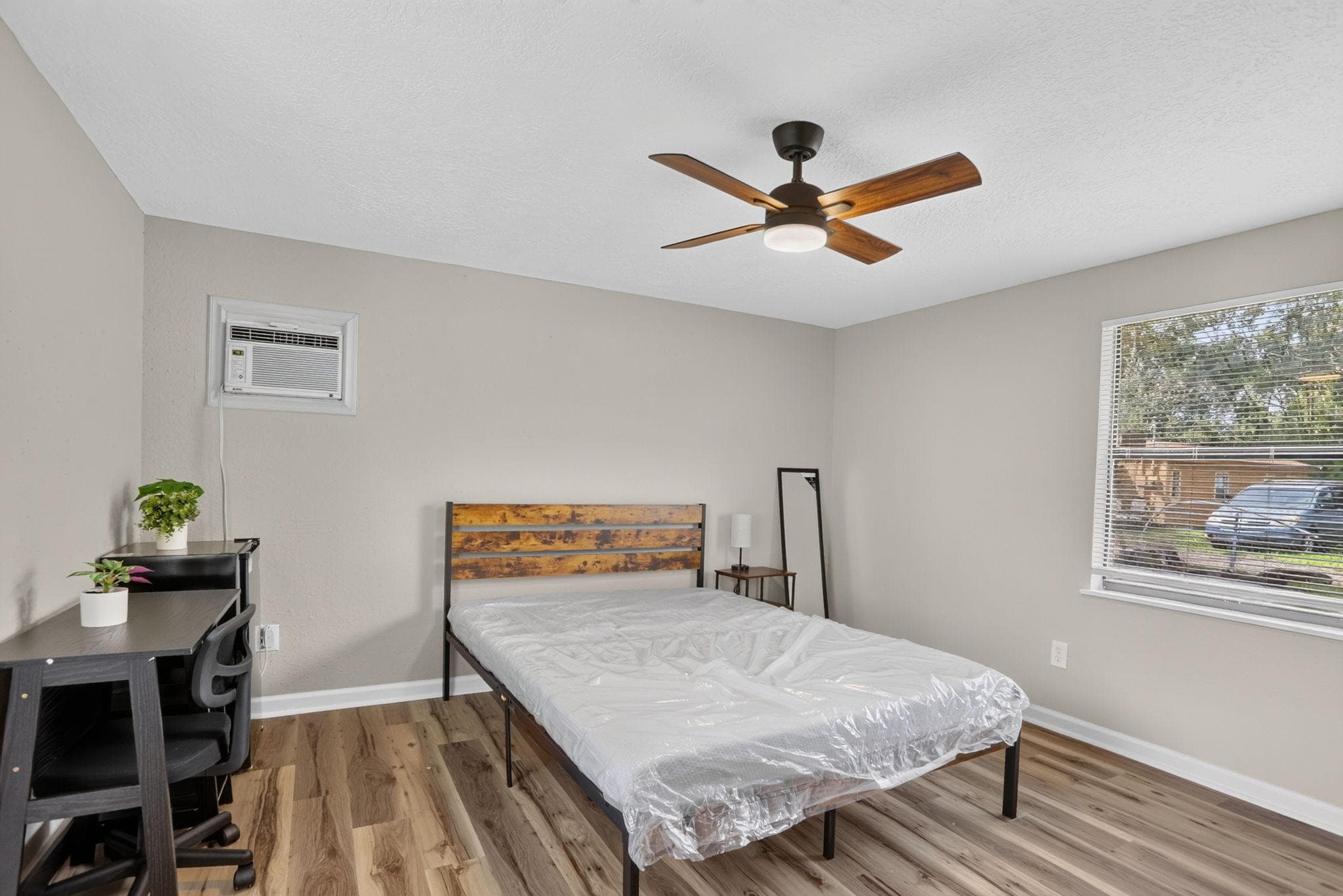 Private Entrance + Bath Suite Horse, Orlando