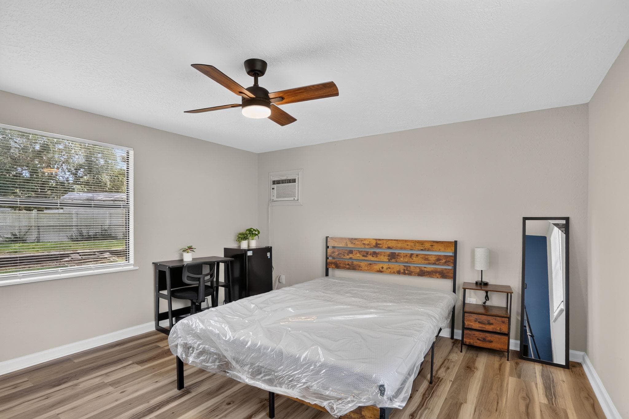 Private Entrance + Bath Suite Horse, Orlando