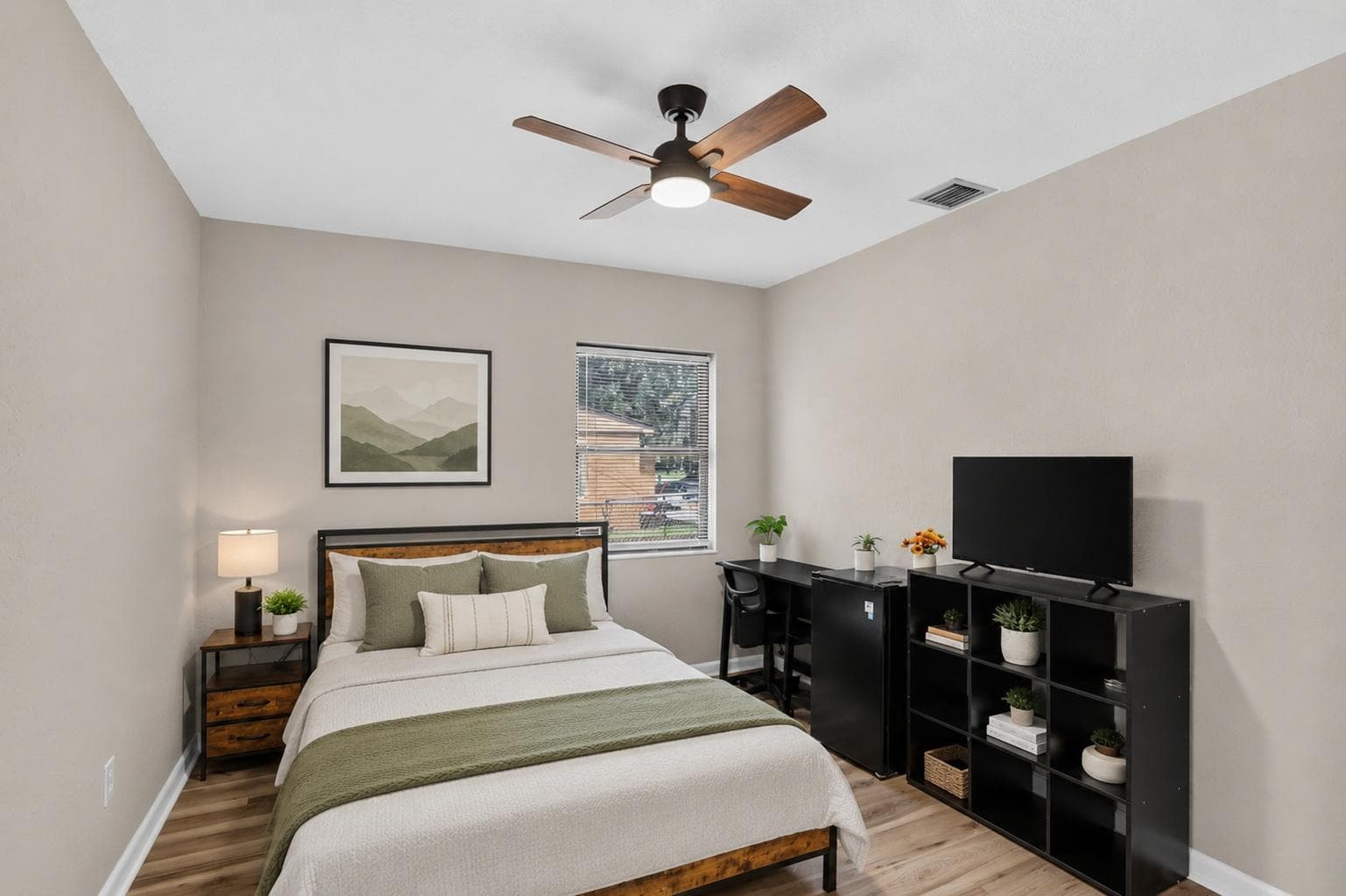 Upgraded Room Flamingo, furnished room in Orlando
