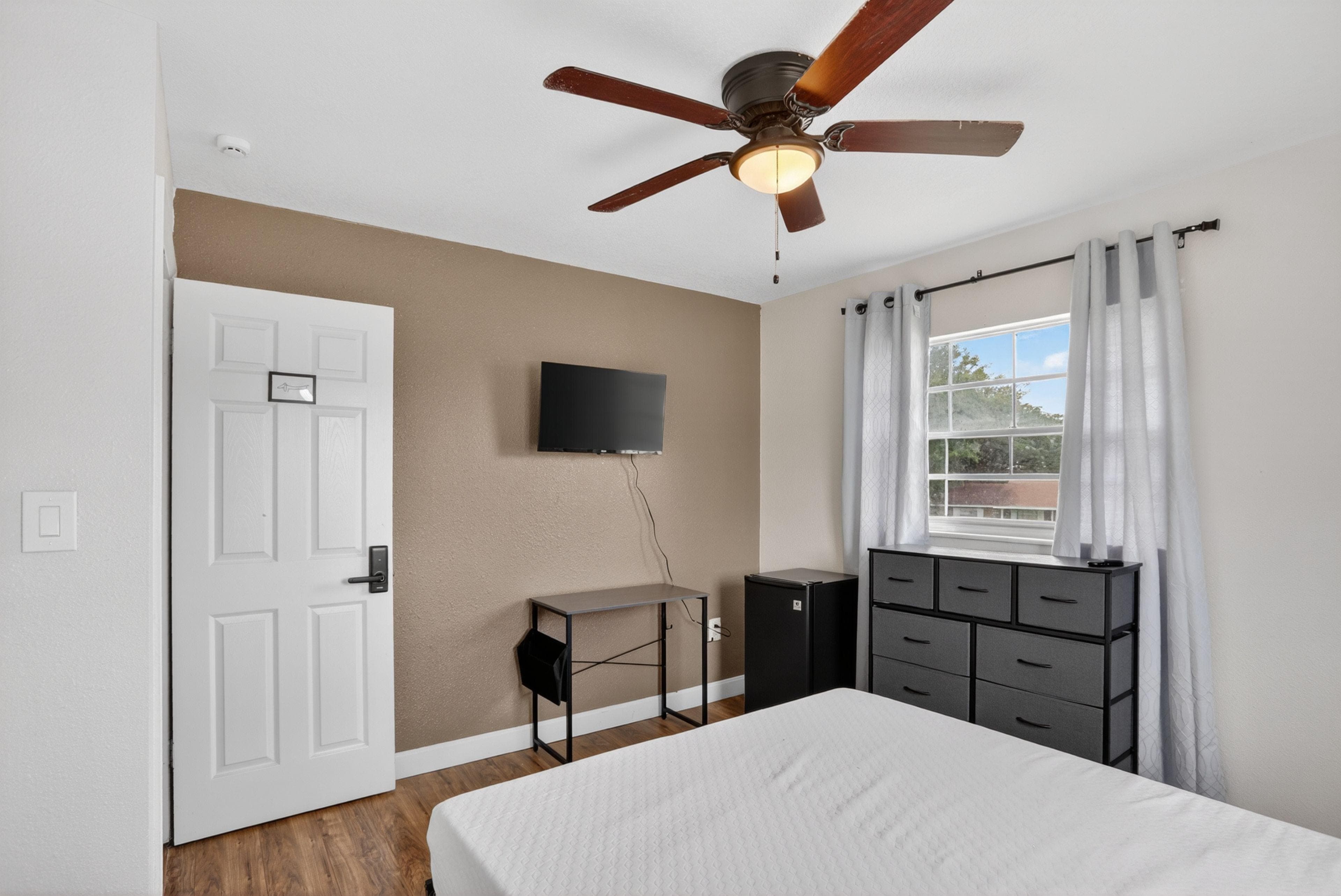 Upgraded Room (Dog), Orlando