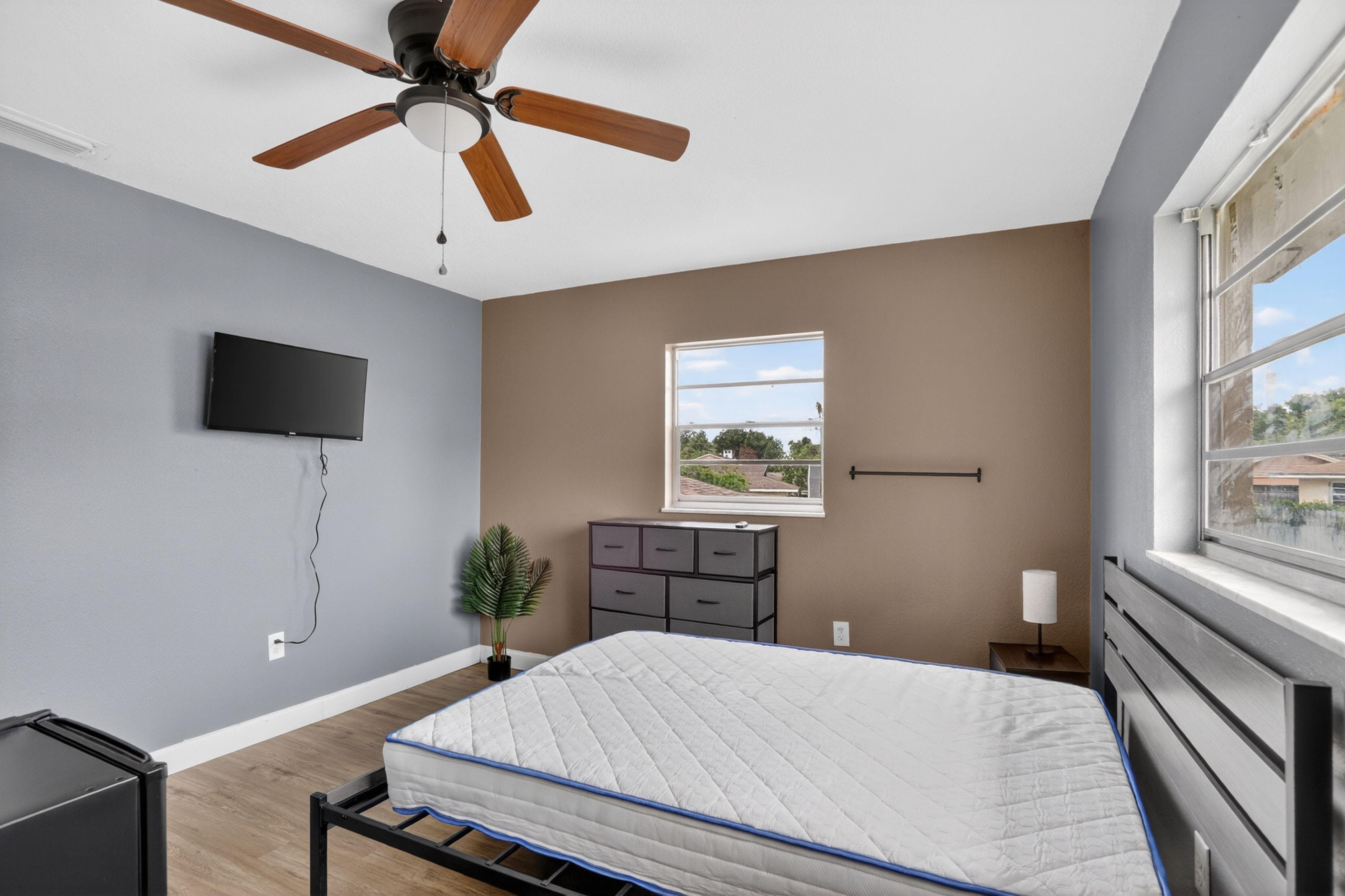 Upgraded Room (Rooster), Orlando