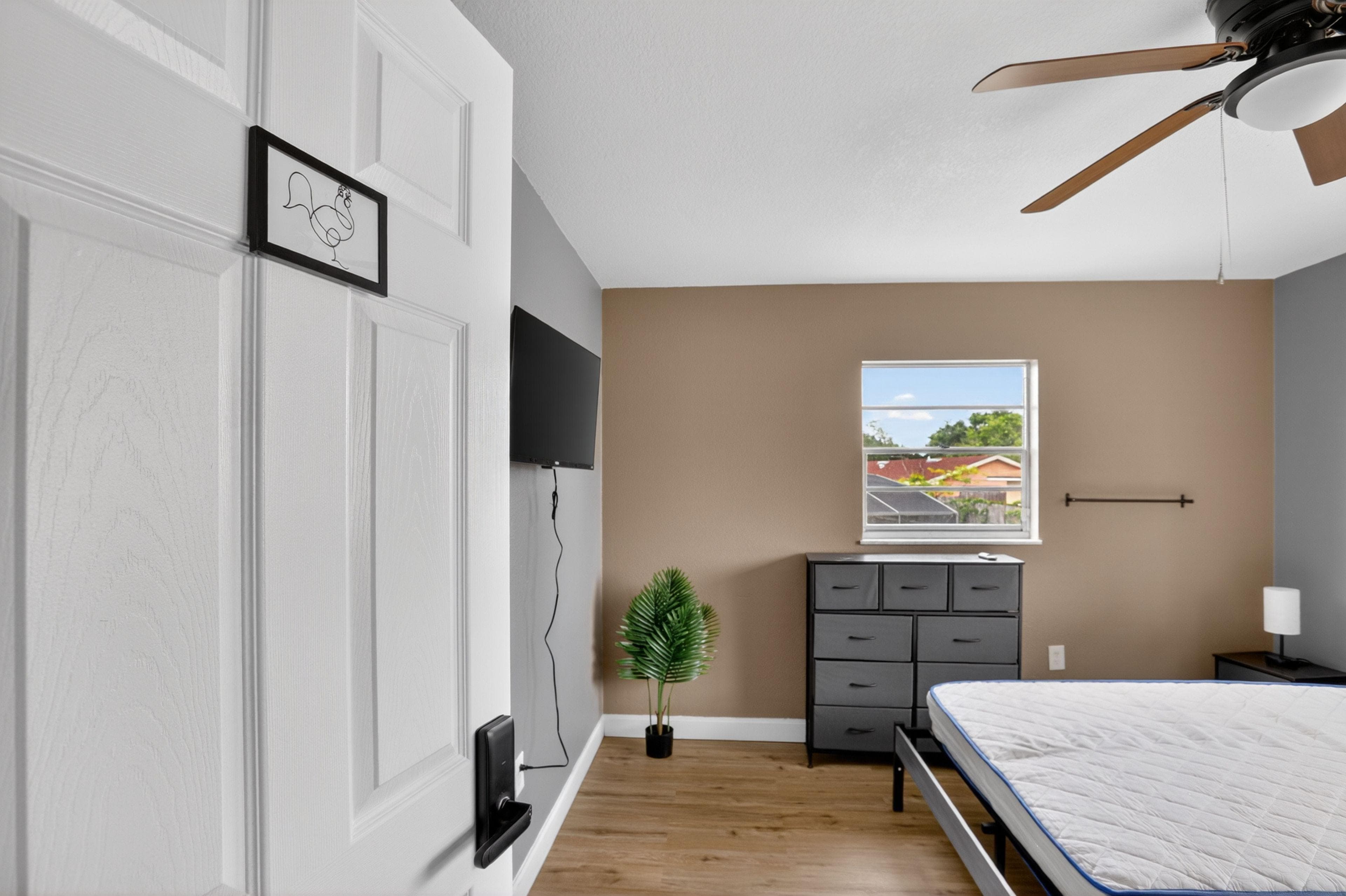 Upgraded Room (Rooster), Orlando