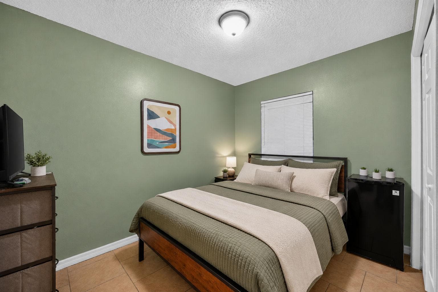 Standard Room Side B (Penguin), furnished room in Tampa