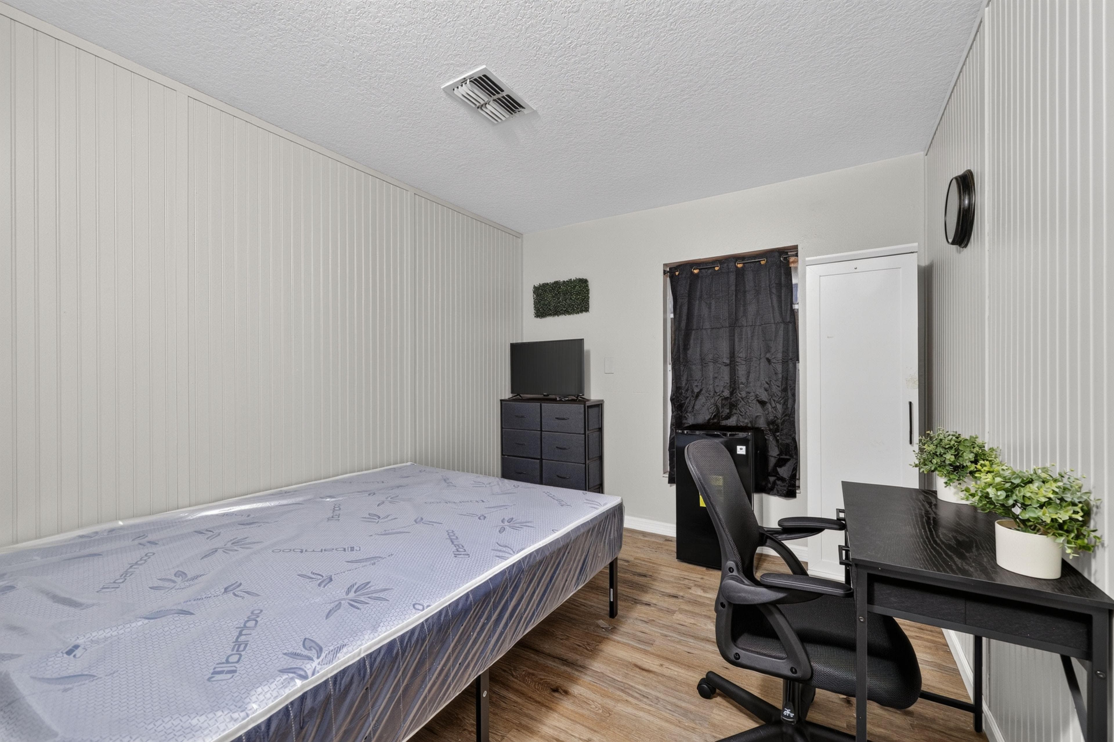 Standard Room Side A (Rabbits), Tampa