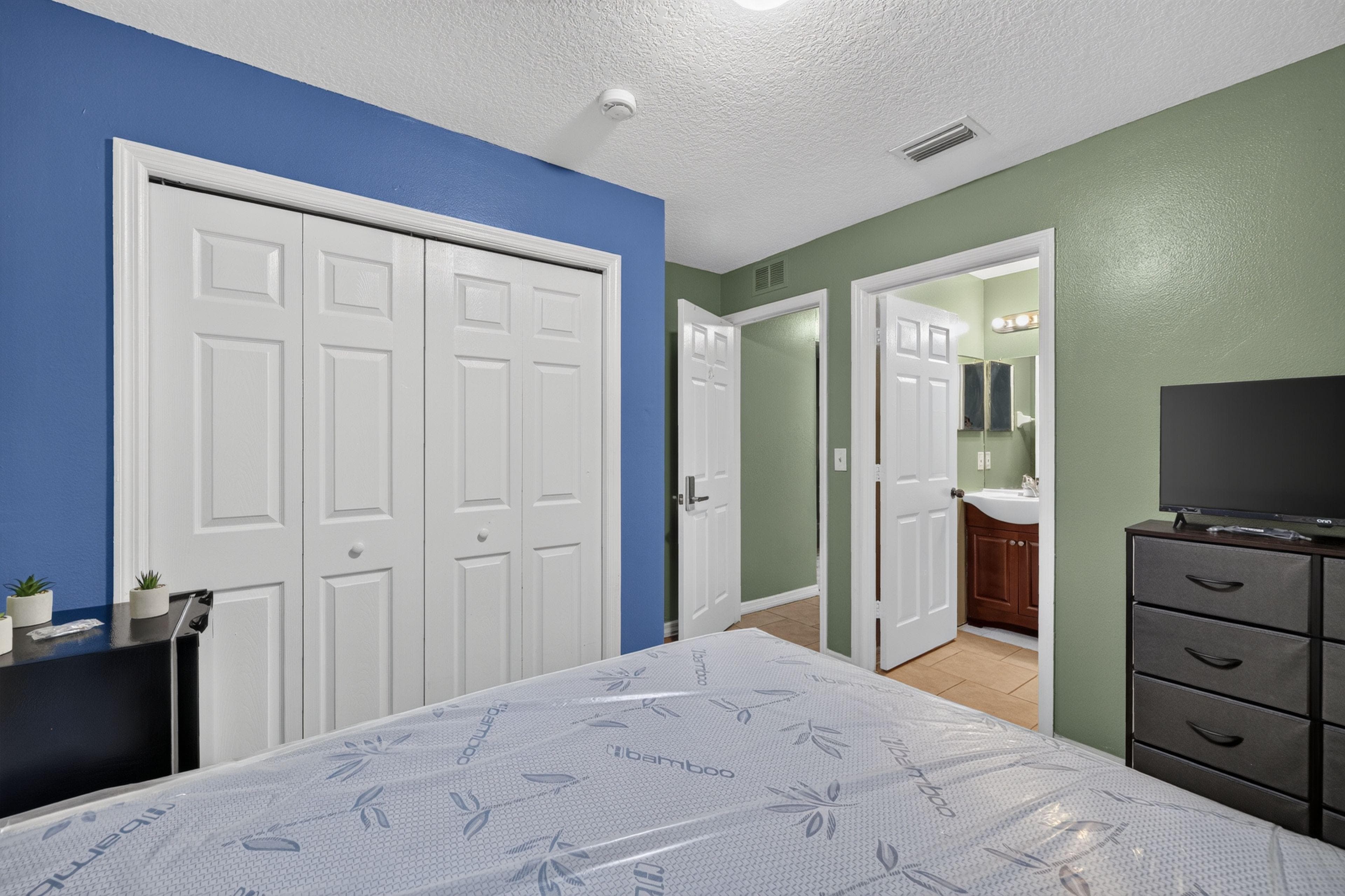 Private Bathroom Suite Side B (Dove), Tampa