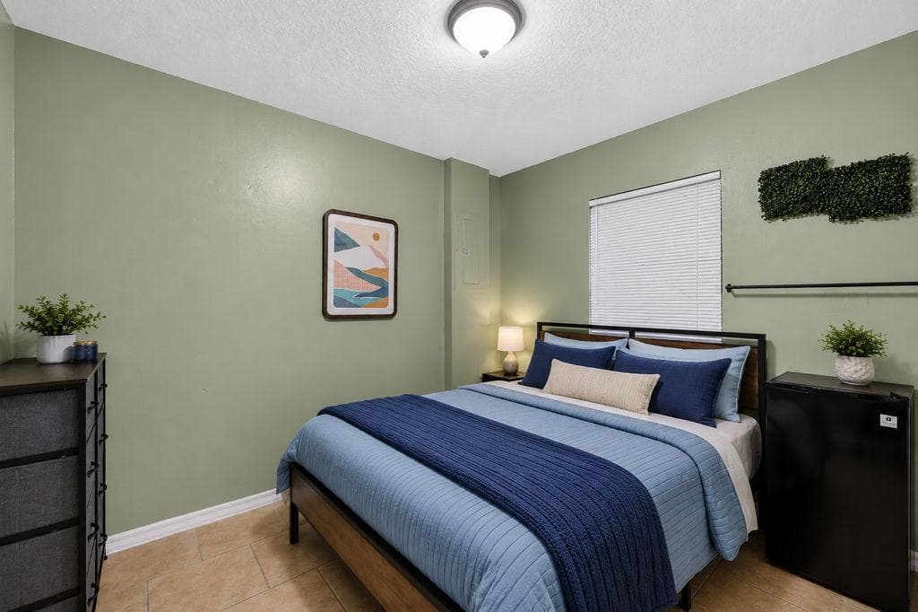 Private Bathroom Suite Side B (Dove), furnished room in Tampa