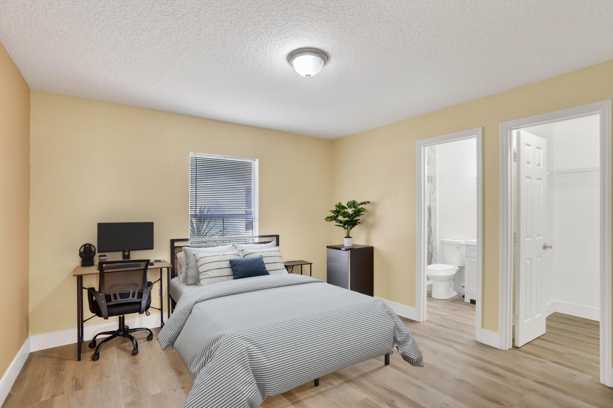 Private Bathroom Suite (Cat), furnished room in Orlando